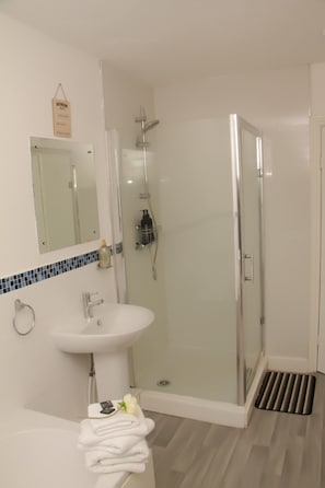 Dusche, Haartrockner, Handtücher, Seife