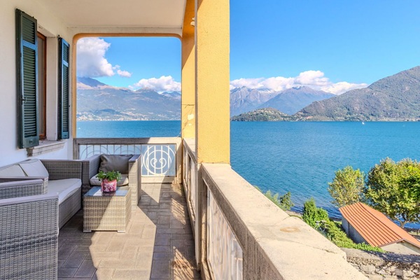 Ciel, L'Eau, Bâtiment, Nuage, Montagne, Fenêtre, Bleu Azur, Bois, Ombre, Maison