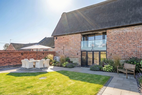 Outdoor dining - Luxury Barn with Hot Tub (Happisburgh)