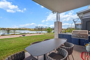 Outdoor dining - Luxury Lakefront Getaway | 6BR Home w/ Pool & Cinema (Tamborine)