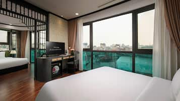 Extra Large Family Suite | Living area | 40-inch TV with cable channels, pay movies