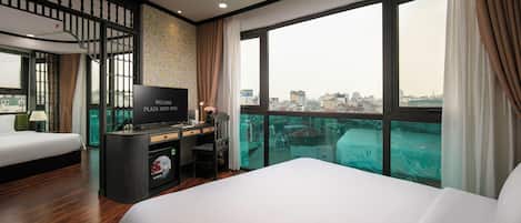 Extra Large Family Suite | Living area | 40-inch TV with cable channels, pay movies