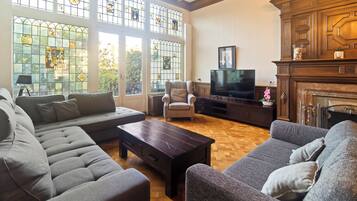 Een smart-tv en een open haard