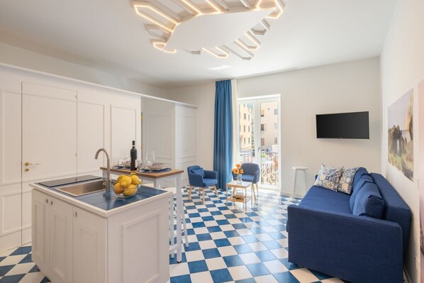 TV, books - Exclusive Home in Sorrento center for Families (Sorrento)