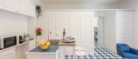 Réfrigérateur, four à micro-ondes, surface de cuisson, cafetiÚre-théiÚre