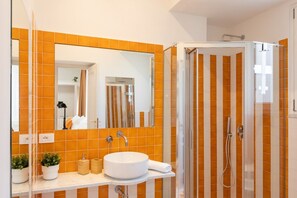 Een douche, een haardroger, een bidet, handdoeken