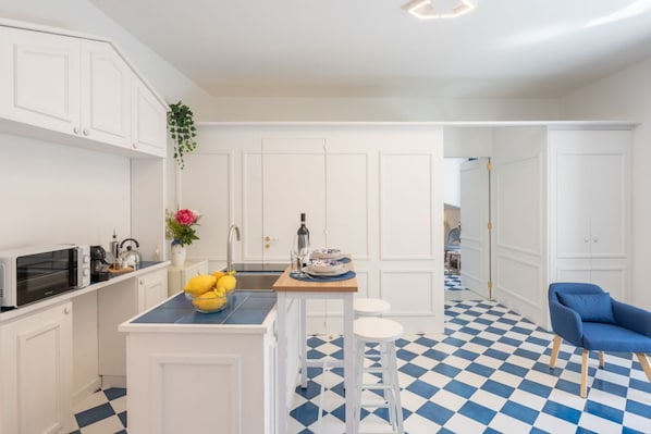 Fridge, microwave, oven, stovetop - Exclusive Home in Sorrento center for Families (Sorrento)