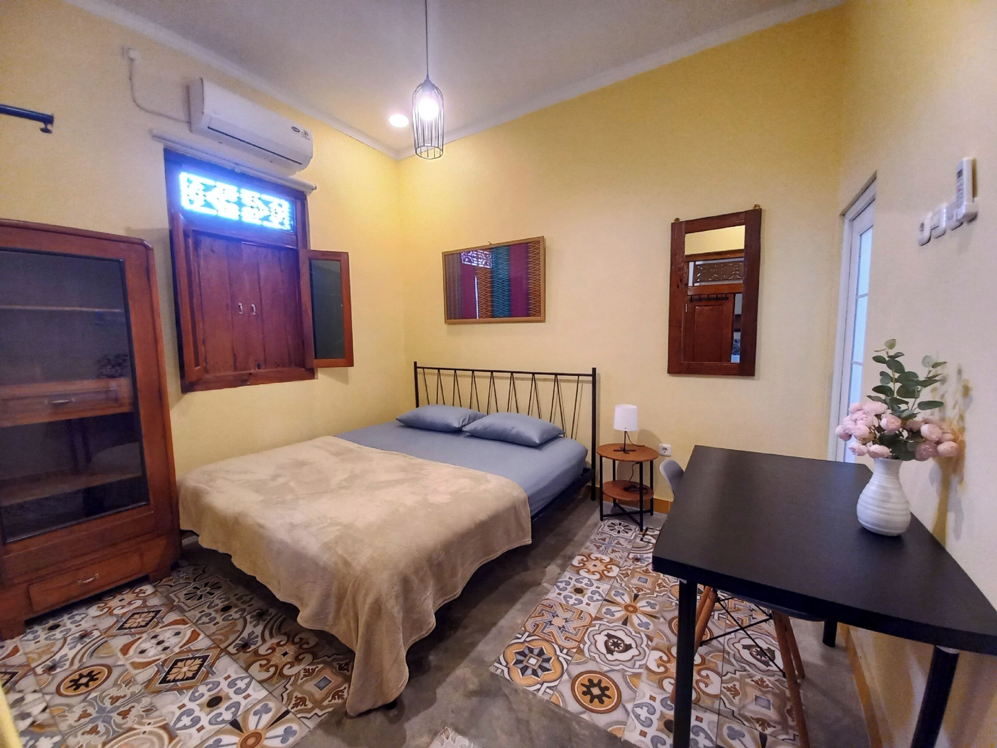 5 habitaciones, cubrecamas y tabla de planchar con plancha 