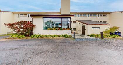 Skiers condo, walk-out to ground level, near the slopes, walk to lifts, wifi, TV