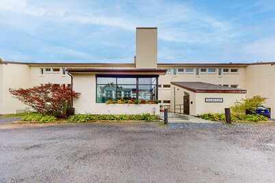 Skiers condo, walk-out to ground level, near the slopes, walk to lifts, wifi, TV