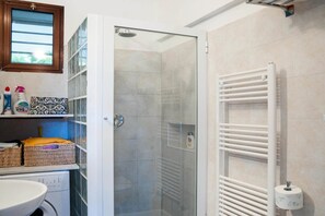 Shower, hair dryer, towels - Peaceful Ligurian Hill Stay (Stellanello)