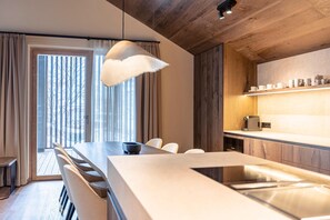 Fridge, microwave, oven, stovetop - Premium Penthouse with Sauna (Haus im Ennstal)