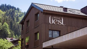 A wooden building with the name "Villa Jest" on the facade. - Premium Penthouse with Sauna (Haus im Ennstal)
