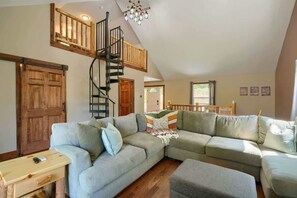 TV - Secluded Hocking Hills Cabin with Hot Tub (Ray)