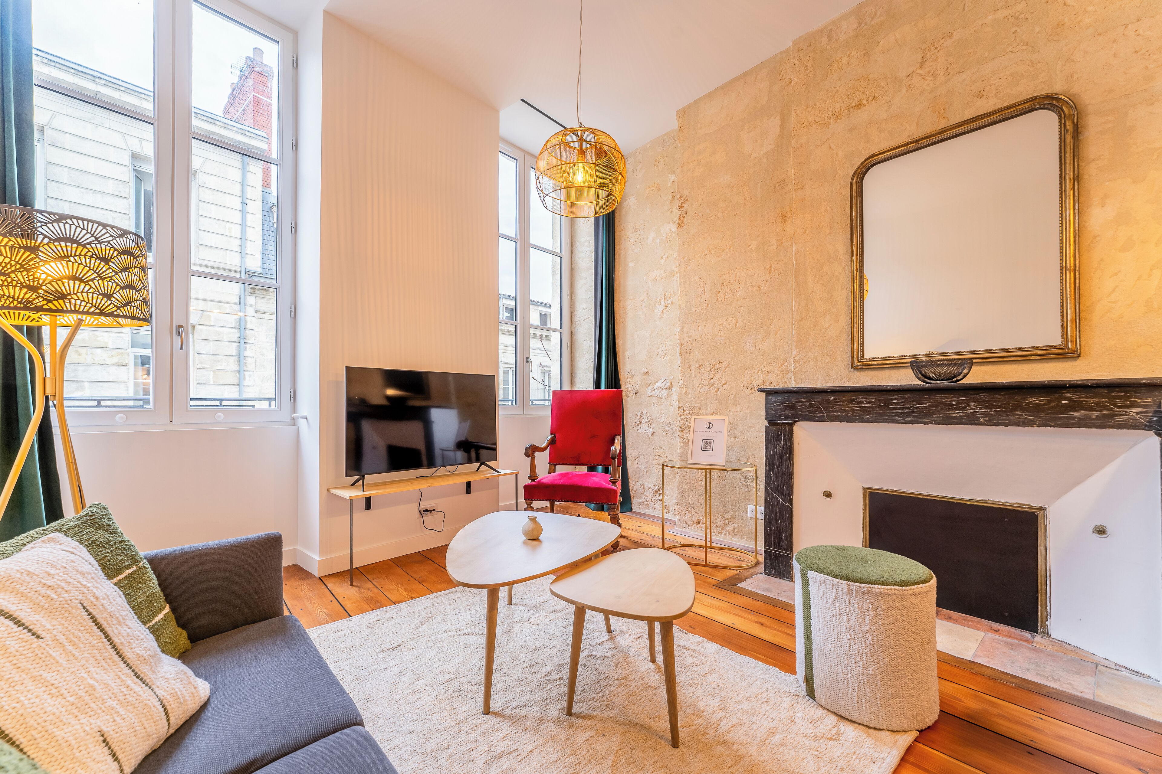 City-Apartment | Wohnbereich | LCD-Fernseher, Kamin
