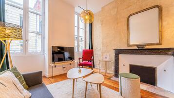 City-Apartment | Wohnbereich | LCD-Fernseher, Kamin