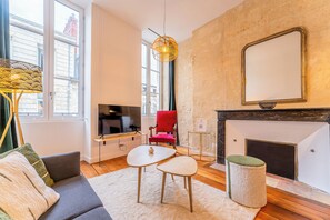 City Apartment | Living area | LCD TV, fireplace - Magnifiques Appartements Climatisés (Bordeaux)