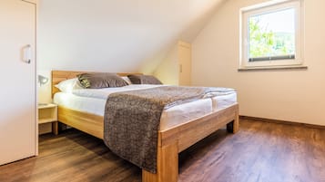 Hypo-allergenic bedding, desk, blackout drapes, free WiFi