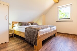 Ropa de cama hipoalergénica, escritorio y cortinas blackout 