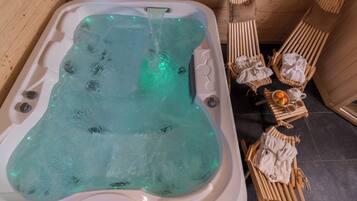 Sauna seca, banheira de hidromassagem