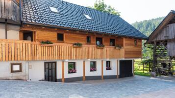 Vista frontal de la propiedad