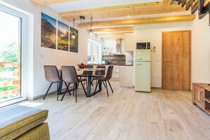 Deluxe-huoneisto, 2 makuuhuonetta, lemmikit sallittu, vuoristonäköala | Yksityinen keittiö | Täysikokoinen jääkaappi, mikroaaltouuni, uuni, liesi