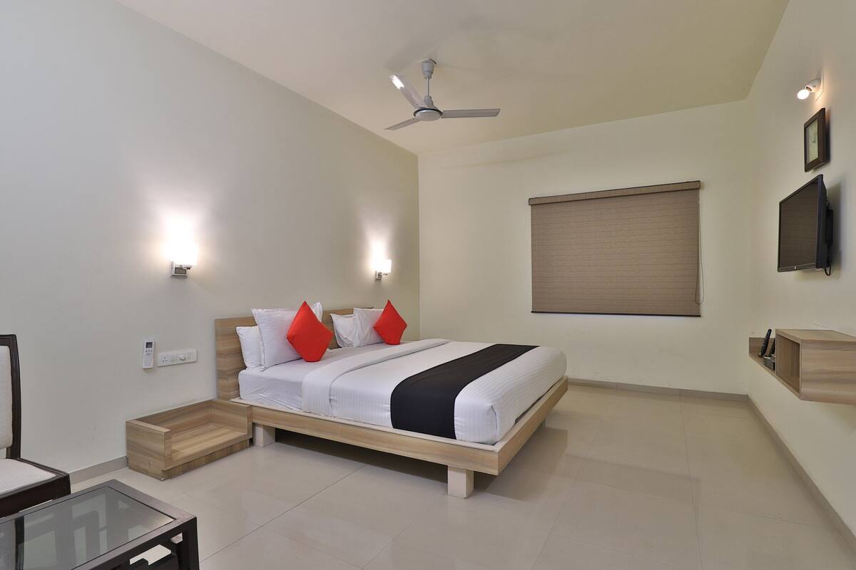 Deluxe Double or Twin Room, Garden View | Peti besi dalam bilik, meja, ruang kerja komputer riba 