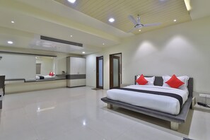 Suite – superior | Safe på rommet, skrivebord og skrivebord for bærbar PC