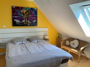 4 sovrum, skrivbord, strykjärn/strykbräda och resesäng