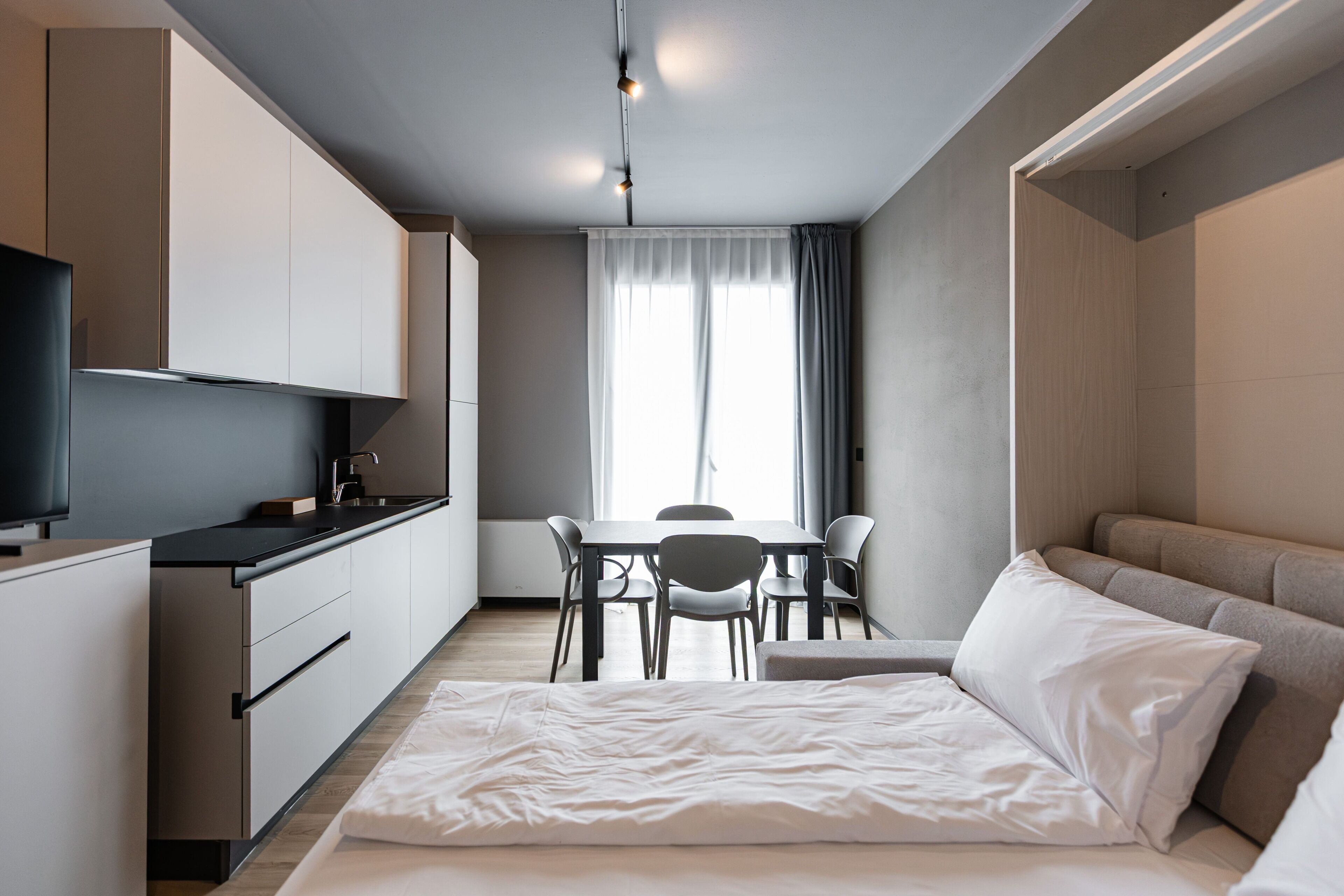 Estudio Deluxe, balcón | Caja fuerte, escritorio, cortinas opacas y sistema de insonorización