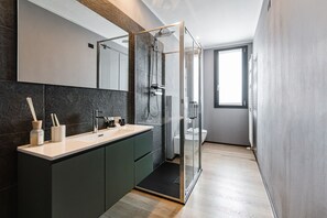 Deluxe Studio, Balcony | Bathroom | Hair dryer, towels, toilet paper - Ah Virgilio Apartments Resort (Mantua)