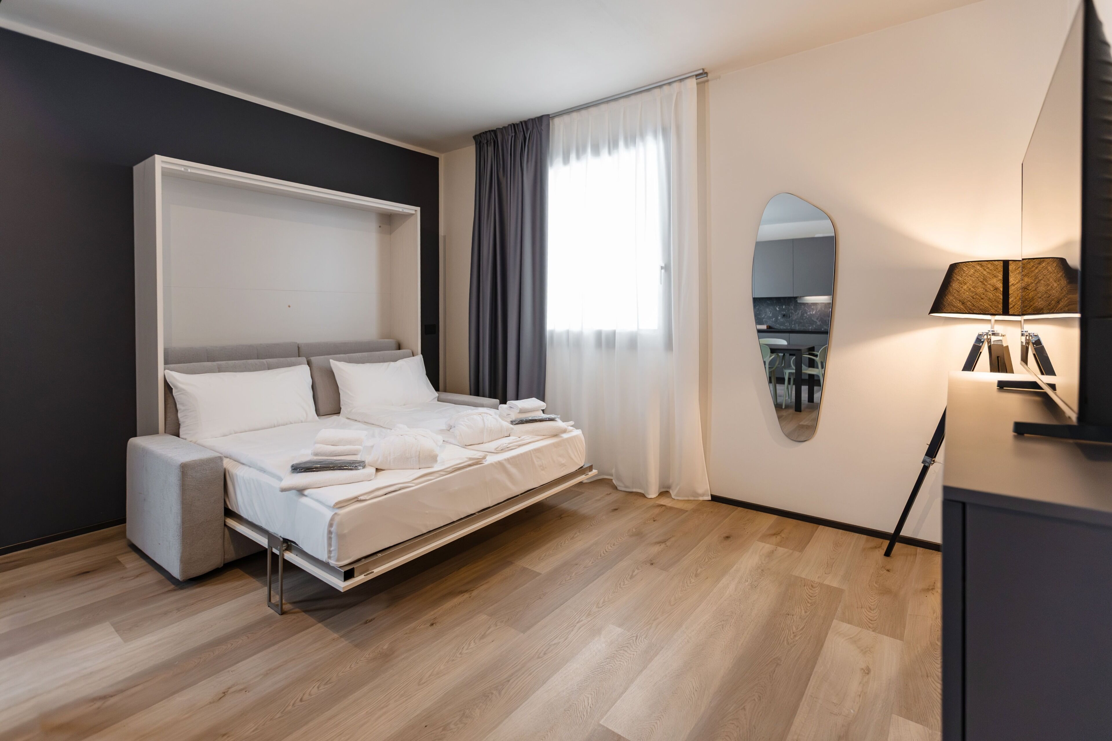 Estudio estándar, 1 cama de matrimonio | Caja fuerte, escritorio, cortinas opacas y sistema de insonorización