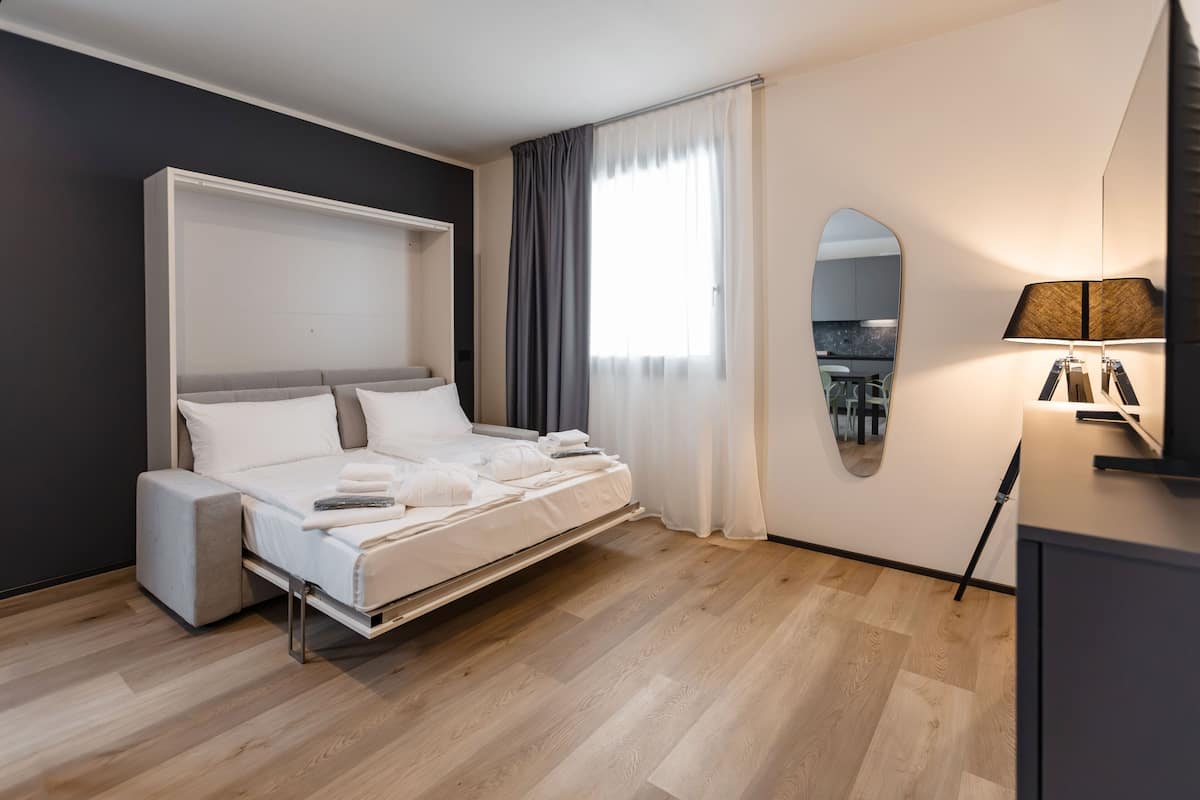 Standard Studio, 1 Queen Bed | In-room safe, desk, blackout drapes, soundproofing
