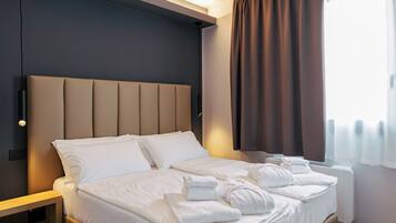 Appartamento Deluxe, 2 camere da letto, balcone | Una cassaforte in camera, una scrivania, tende oscuranti