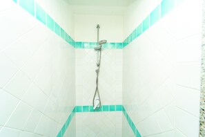 Apartment, Park View | Bathroom | Shower, hair dryer, bidet, towels - Luminoso Appartamento a Porto Rotondo (Olbia)