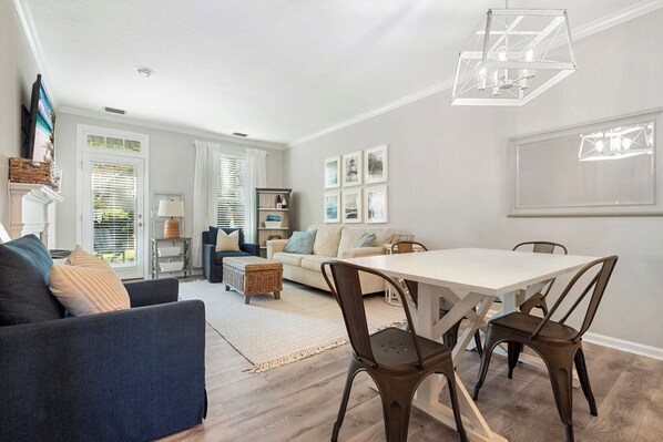 TV, DVD player - 1035 Beachview Dr in Saint Simons Island (Saint Simons Island)