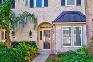 Unclassified image, 4 of 25, button