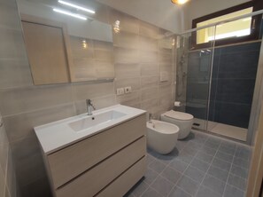 Dusche, Haartrockner, Bidet, Handtücher