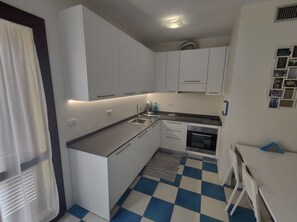 Een koelkast, een oven, een kookplaat, een vaatwasser