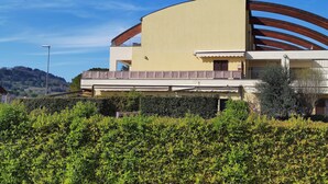 Un bâtiment moderne doté d’un toit incurvé et d’un balcon.