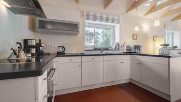 Refrigerador, microondas, horno, placa de cocina