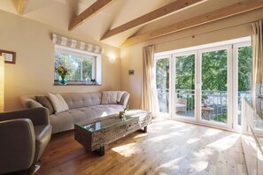 Fernseher, Kamin, Stereoanlage