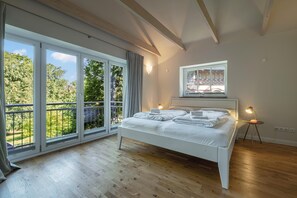 2 bedrooms, travel cot, free WiFi, bed sheets