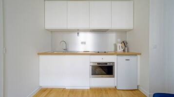 Micro-ondes, four, plaque de cuisson, cafetière/bouilloire