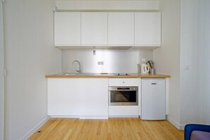 Microondas, horno, placa de cocina y cafetera o tetera