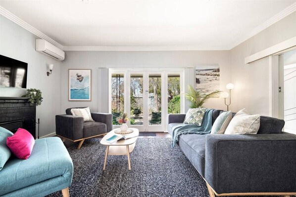 Téléviseur, foyer, chaîne audio