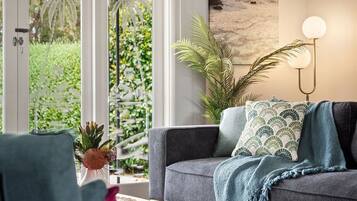 TV, fireplace, stereo