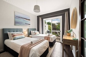 3 soverom, skrivebord, strykejern/-brett og reiseseng for barn