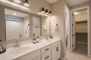 Douche, séchoir à cheveux, shampooing