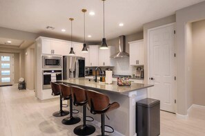 Jääkaappi, astianpesukone, kahvin-/teenkeitin